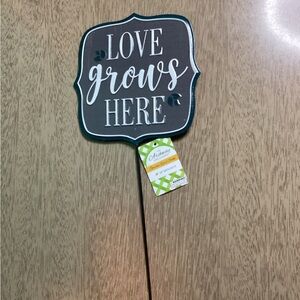 Love Grows Here Garden Yard Stake NWT